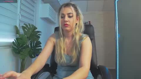 Snapshot of avablue_ chatting on 02-24-25, 05:54 online show from 02-24-25, 05:54