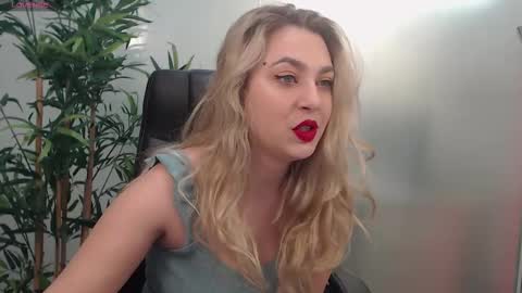 Snapshot of avablue_ chatting on 03-02-25, 04:07 online show from 03-02-25, 04:07