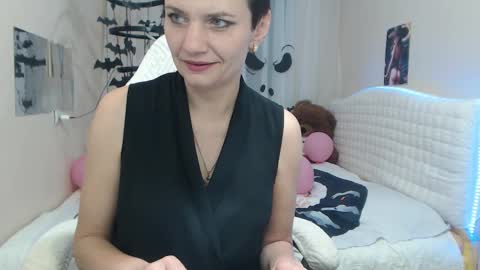 Snapshot of avasaturnian chatting on 10-22-25, 12:27 avasaturnian online show from 10-22-25, 12:27