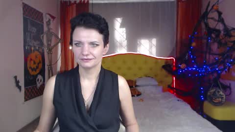 Snapshot of avasaturnian chatting on 10-31-25, 11:55 avasaturnian online show from 10-31-25, 11:55