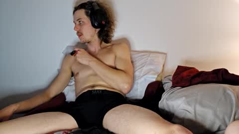 Snapshot of averageguytv chatting on 09-19-25, 03:08 averageguytv online show from 09-19-25, 03:08