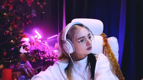 Snapshot of avi_nile chatting on 12-11-24, 01:15 Avriel online show from 12-11-24, 01:15