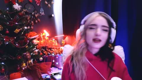 Snapshot of avi_nile chatting on 12-24-24, 05:49 Avriel online show from 12-24-24, 05:49