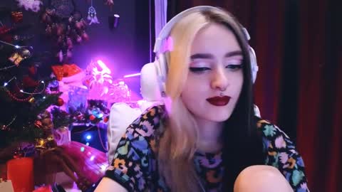 Snapshot of avi_nile chatting on 01-09-25, 02:01 Avriel online show from 01-09-25, 02:01