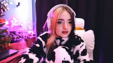 Snapshot of avi_nile chatting on 01-17-25, 05:00 Avriel online show from 01-17-25, 05:00