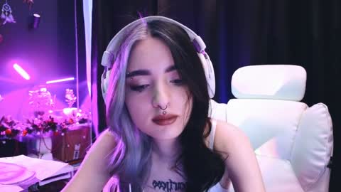 Snapshot of avi_nile chatting on 01-20-25, 02:22 Avriel online show from 01-20-25, 02:22