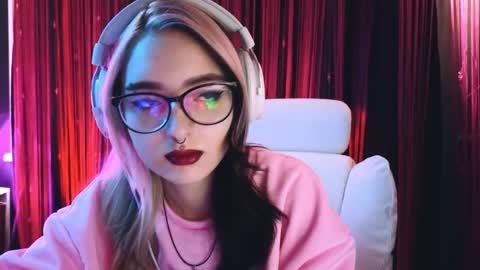 Snapshot of avi_nile chatting on 02-15-25, 02:47 Avriel online show from 02-15-25, 02:47