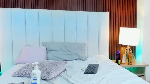 Snapshot of avril_evansgb chatting on 01-24-25, 06:25 Javier y Lorena online show from 01-24-25, 06:25