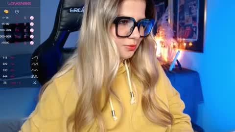 Snapshot of avrill_morgan chatting on 03-05-25, 08:00 Avrill Morgan online show from 03-05-25, 08:00