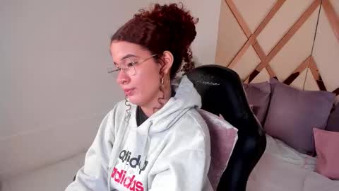 Avril  online show from 12-22-25, 11:51