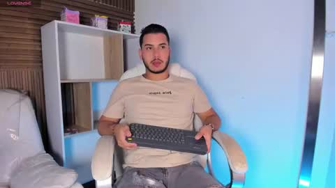 axel_grey_ online show from 10-04-25, 12:25