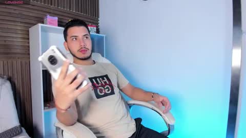 axel_grey_ online show from 10-09-25, 12:03