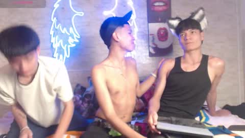 axel_milo_and_kairo online show from 11-30-25, 04:05