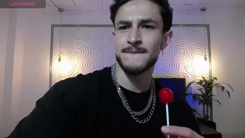 Snapshot of axel_porn_ chatting on 05-19-26, 12:44 Axel online show from 05-19-26, 12:44