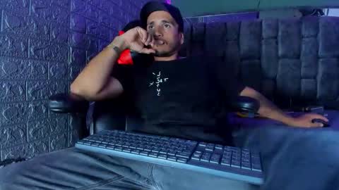 Snapshot of axell_cross2 chatting on 10-15-25, 11:05 Axell Cross2 online show from 10-15-25, 11:05