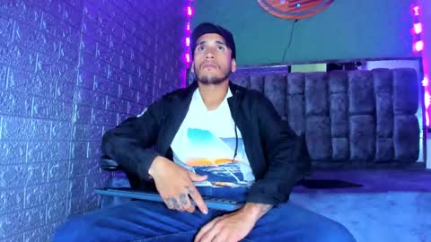 Snapshot of axell_cross2 chatting on 10-17-25, 12:41 Axell Cross2 online show from 10-17-25, 12:41