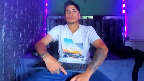 Snapshot of axell_cross2 chatting on 10-18-25, 01:30 Axell Cross2 online show from 10-18-25, 01:30