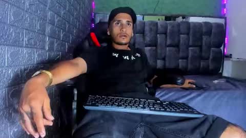 Snapshot of axell_cross2 chatting on 10-20-25, 06:30 Axell Cross2 online show from 10-20-25, 06:30