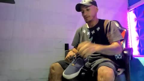 Snapshot of axell_cross2 chatting on 10-21-25, 11:33 Axell Cross2 online show from 10-21-25, 11:33