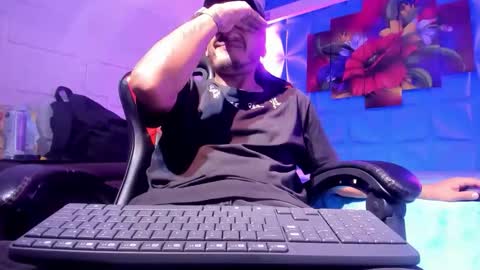 Snapshot of axell_cross2 chatting on 10-22-25, 02:01 Axell Cross2 online show from 10-22-25, 02:01