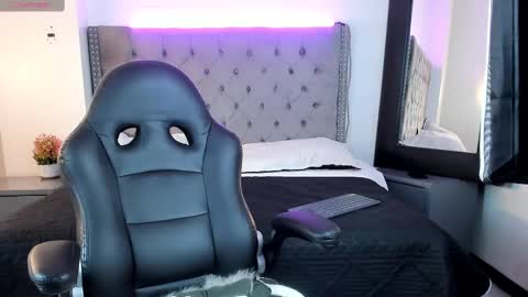 Snapshot of ayliinn_ chatting on 02-22-25, 10:07 Ayliinn online show from 02-22-25, 10:07