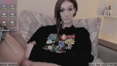 Snapshot of ayn3q chatting on 10-13-25, 10:10 AYNEK fansly online show from 10-13-25, 10:10