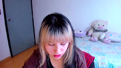 Snapshot of azu_moure chatting on 12-06-24, 04:36 Azu Moure online show from 12-06-24, 04:36