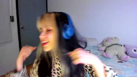 Snapshot of azu_moure chatting on 12-10-24, 04:34 Azu Moure online show from 12-10-24, 04:34