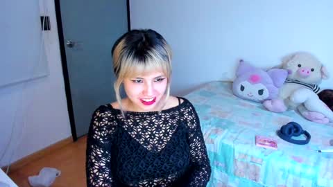 Snapshot of azu_moure chatting on 12-11-24, 06:47 Azu Moure online show from 12-11-24, 06:47