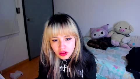 Snapshot of azu_moure chatting on 12-12-24, 02:26 Azu Moure online show from 12-12-24, 02:26