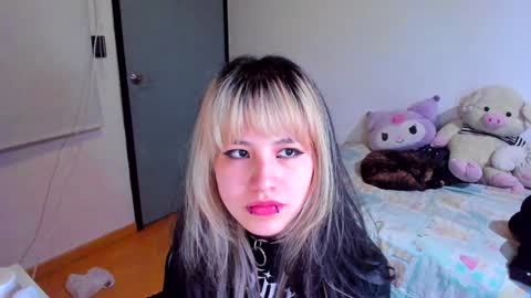 Snapshot of azu_moure chatting on 12-12-24, 05:42 Azu Moure online show from 12-12-24, 05:42