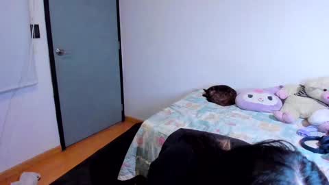 Snapshot of azu_moure chatting on 12-13-24, 02:10 Azu Moure online show from 12-13-24, 02:10