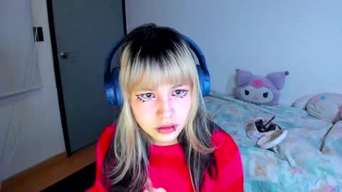 Snapshot of azu_moure chatting on 12-16-24, 06:53 Azu Moure online show from 12-16-24, 06:53