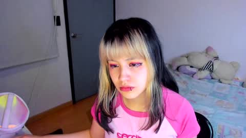 Snapshot of azu_moure chatting on 12-17-24, 03:50 Azu Moure online show from 12-17-24, 03:50