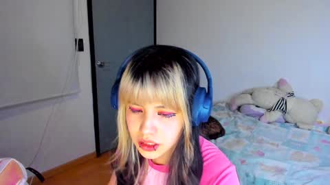 Snapshot of azu_moure chatting on 12-17-24, 07:07 Azu Moure online show from 12-17-24, 07:07