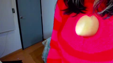 Snapshot of azu_moure chatting on 12-24-24, 01:16 Azu Moure online show from 12-24-24, 01:16