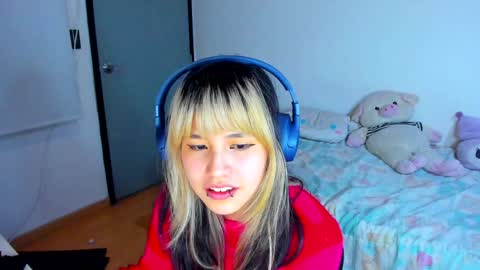 Snapshot of azu_moure chatting on 12-24-24, 04:22 Azu Moure online show from 12-24-24, 04:22