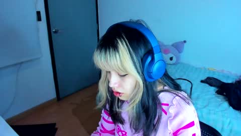 Snapshot of azu_moure chatting on 12-27-24, 05:42 Azu Moure online show from 12-27-24, 05:42