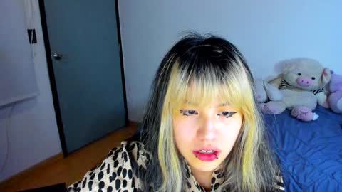 Snapshot of azu_moure chatting on 01-04-25, 06:41 Azu Moure online show from 01-04-25, 06:41