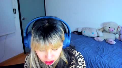 Snapshot of azu_moure chatting on 01-04-25, 09:43 Azu Moure online show from 01-04-25, 09:43