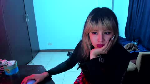 Snapshot of azu_moure chatting on 01-06-25, 01:31 Azu Moure online show from 01-06-25, 01:31