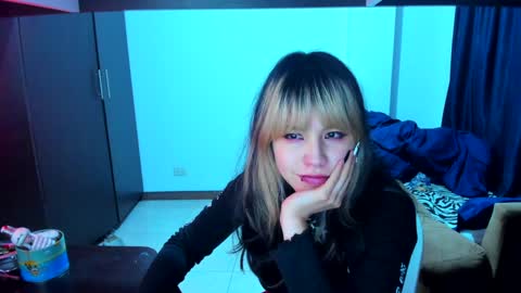 Snapshot of azu_moure chatting on 01-06-25, 04:47 Azu Moure online show from 01-06-25, 04:47