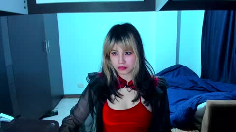 Snapshot of azu_moure chatting on 01-12-25, 08:04 Azu Moure online show from 01-12-25, 08:04