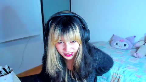 Snapshot of azu_moure chatting on 01-13-25, 08:47 Azu Moure online show from 01-13-25, 08:47