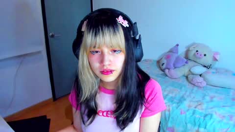 Snapshot of azu_moure chatting on 01-18-25, 05:31 Azu Moure online show from 01-18-25, 05:31