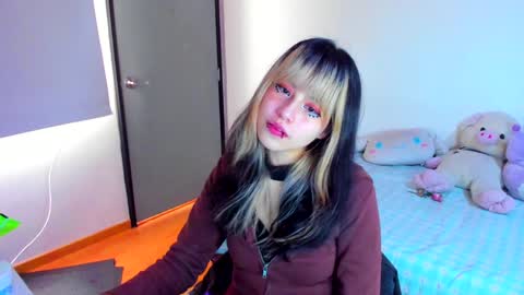 Snapshot of azu_moure chatting on 01-18-25, 03:59 Azu Moure online show from 01-18-25, 03:59