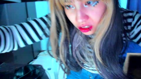 Snapshot of azu_moure chatting on 01-19-25, 11:34 Azu Moure online show from 01-19-25, 11:34