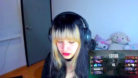 Snapshot of azu_moure chatting on 01-20-25, 08:30 Azu Moure online show from 01-20-25, 08:30