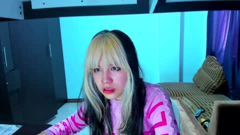 Snapshot of azu_moure chatting on 02-02-25, 02:24 Azu Moure online show from 02-02-25, 02:24