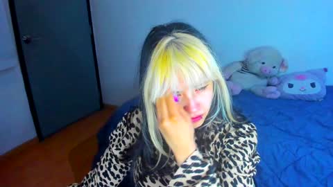 Snapshot of azu_moure chatting on 02-07-25, 07:40 Azu Moure online show from 02-07-25, 07:40